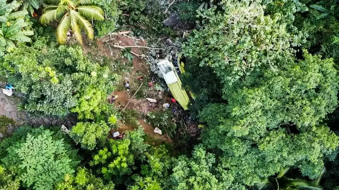 Ein Bus ist in einem Berggebiet auf den Philippinen von der Straße abgekommen. - Bild: XinHua/dpa