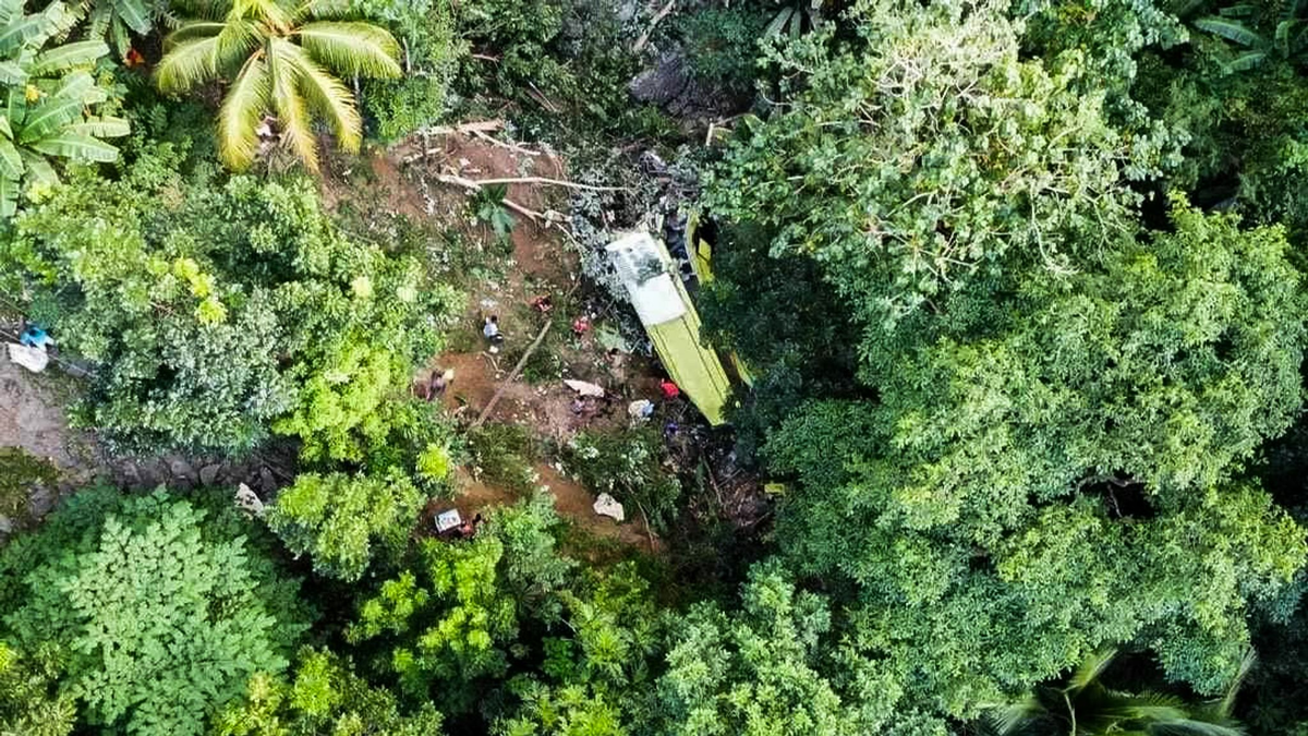 Ein Bus ist in einem Berggebiet auf den Philippinen von der Straße abgekommen. - Foto: XinHua/dpa