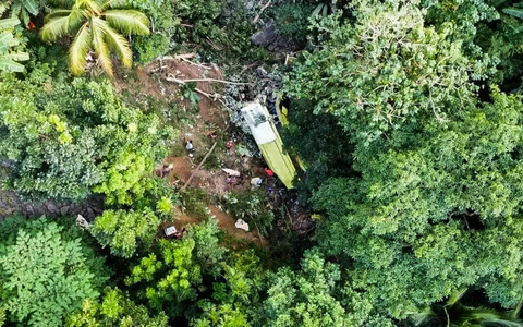Ein Bus ist in einem Berggebiet auf den Philippinen von der Straße abgekommen. - Foto: XinHua/dpa