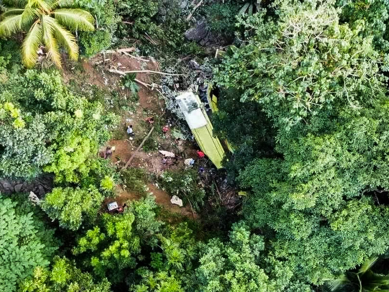 Ein Bus ist in einem Berggebiet auf den Philippinen von der Straße abgekommen. - Foto: XinHua/dpa