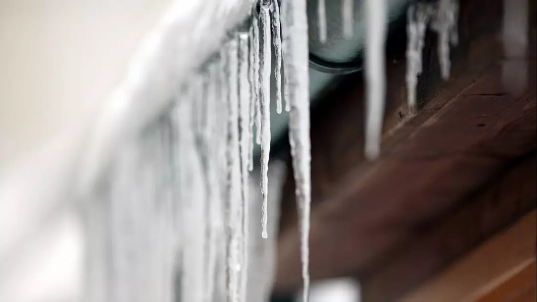 Eiszapfen an einer Regenrinne (Archiv) - Bild: über dts Nachrichtenagentur