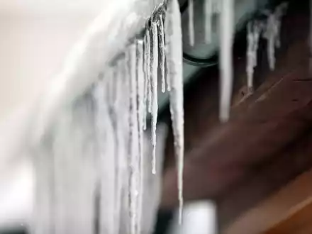 Eiszapfen an einer Regenrinne (Archiv) - Foto: über dts Nachrichtenagentur