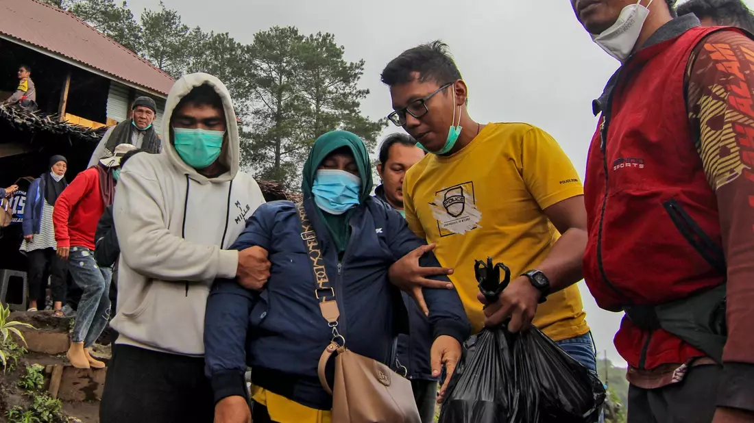 Mehr als 30 Teams mit insgesamt 300 Rettungskräften sind auf dem Marapi im Einsatz. - Bild: Ade Yuandha/AP/dpa