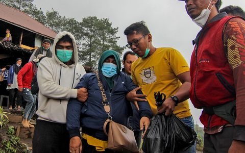 Mehr als 30 Teams mit insgesamt 300 Rettungskräften sind auf dem Marapi im Einsatz. - Foto: Ade Yuandha/AP/dpa