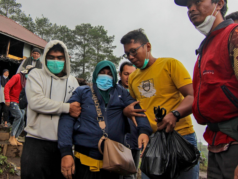Mehr als 30 Teams mit insgesamt 300 Rettungskräften sind auf dem Marapi im Einsatz. - Foto: Ade Yuandha/AP/dpa