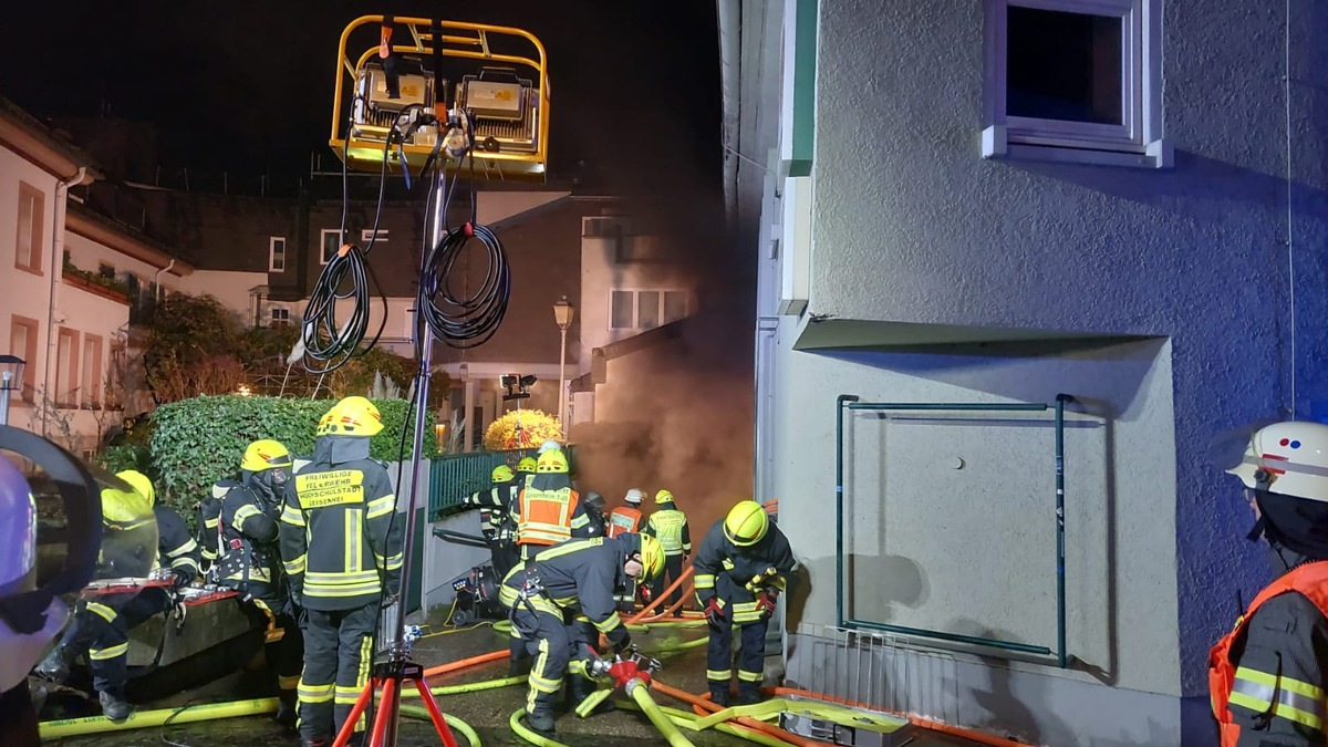 FW Rheingau-Taunus: Großeinsatz durch Tiefgaragenbrand in Geisenheim - Foto: presseportal.de
