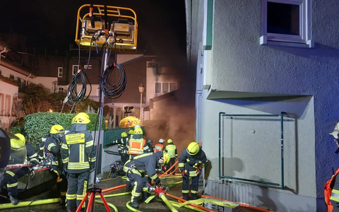 FW Rheingau-Taunus: Großeinsatz durch Tiefgaragenbrand in Geisenheim - Foto: presseportal.de