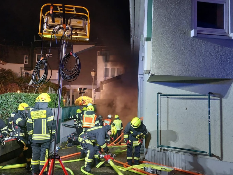 FW Rheingau-Taunus: Großeinsatz durch Tiefgaragenbrand in Geisenheim - Foto: presseportal.de