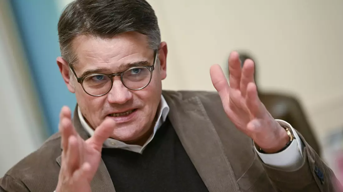 «Meine Lebenserfahrung, meine politische Erfahrung zeigt, dass es nichts Schlimmeres gibt, als in eine Koalition zu gehen, nachdem man den Partner davor unterworfen hat», sagt Boris Rhein (CDU). - Bild: Arne Dedert/dpa