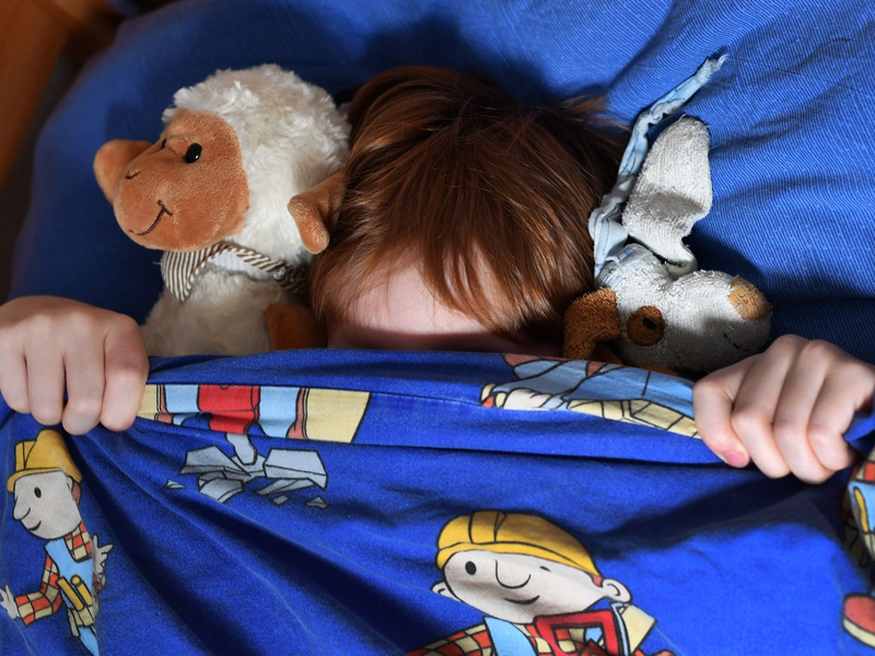 Manchmal fällt das Einschlafen schwer. Kinderärzte empfehlen Einschlafroutinen statt frei käuflicher Mittelchen. - Foto: Jens Kalaene/dpa-Zentralbild/dpa