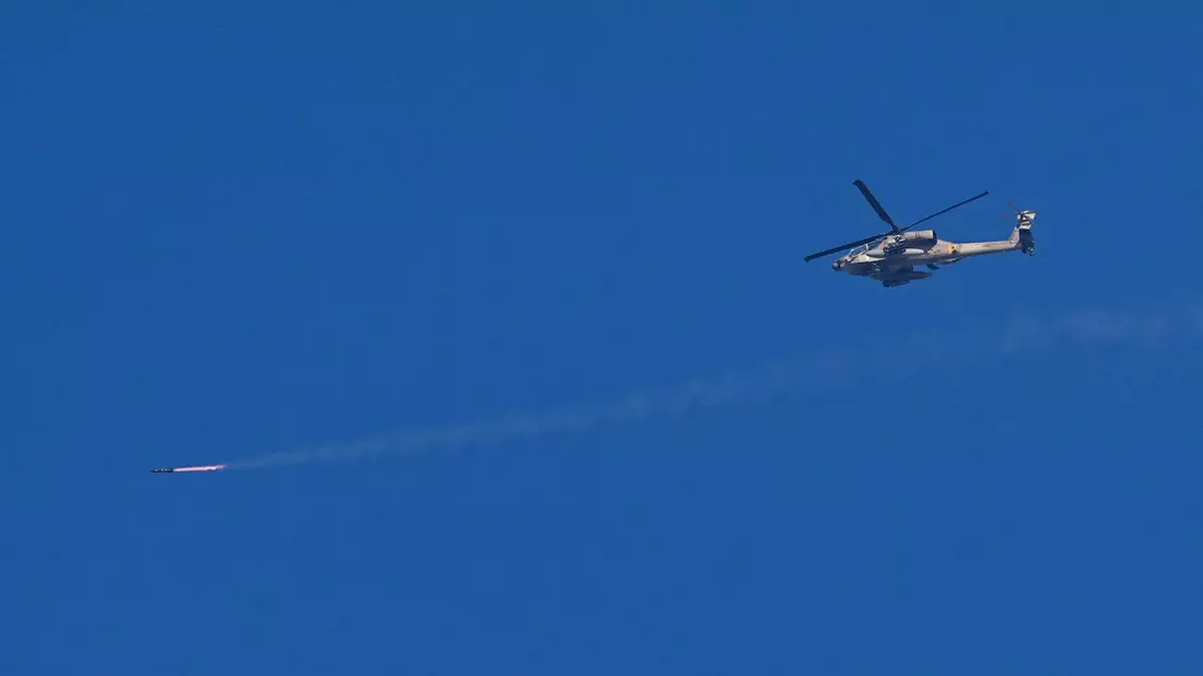Ein israelischer Apache-Hubschrauber feuert eine Rakete in Richtung des Gazastreifens ab. - Bild: Ohad Zwigenberg/AP/dpa