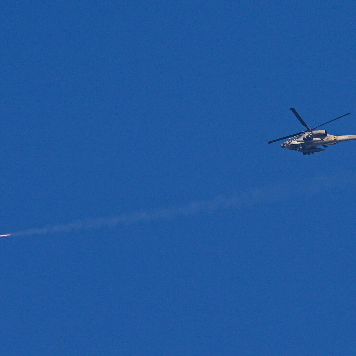 Ein israelischer Apache-Hubschrauber feuert eine Rakete in Richtung des Gazastreifens ab. - Foto: Ohad Zwigenberg/AP/dpa