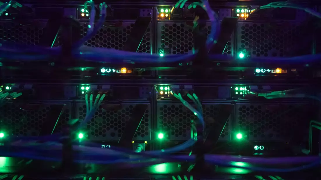 LEDs in einem Serverschrank in einem Rechenzentrum: Betreiber von Rechenzentren sind dazu verpflichtet, den Stromverbrauch ab dem 1. Januar 2024 zu 50 Prozent durch Strom aus erneuerbaren Energien zu decken. - Bild: Sebastian Gollnow/dpa