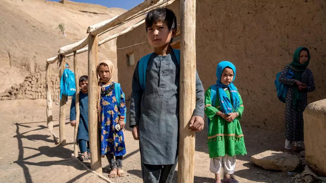 Schüler einer zweiten Klasse in Bamiyan. - Bild: Ebrahim Noroozi/AP