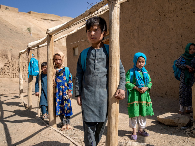 Schüler einer zweiten Klasse in Bamiyan. - Foto: Ebrahim Noroozi/AP