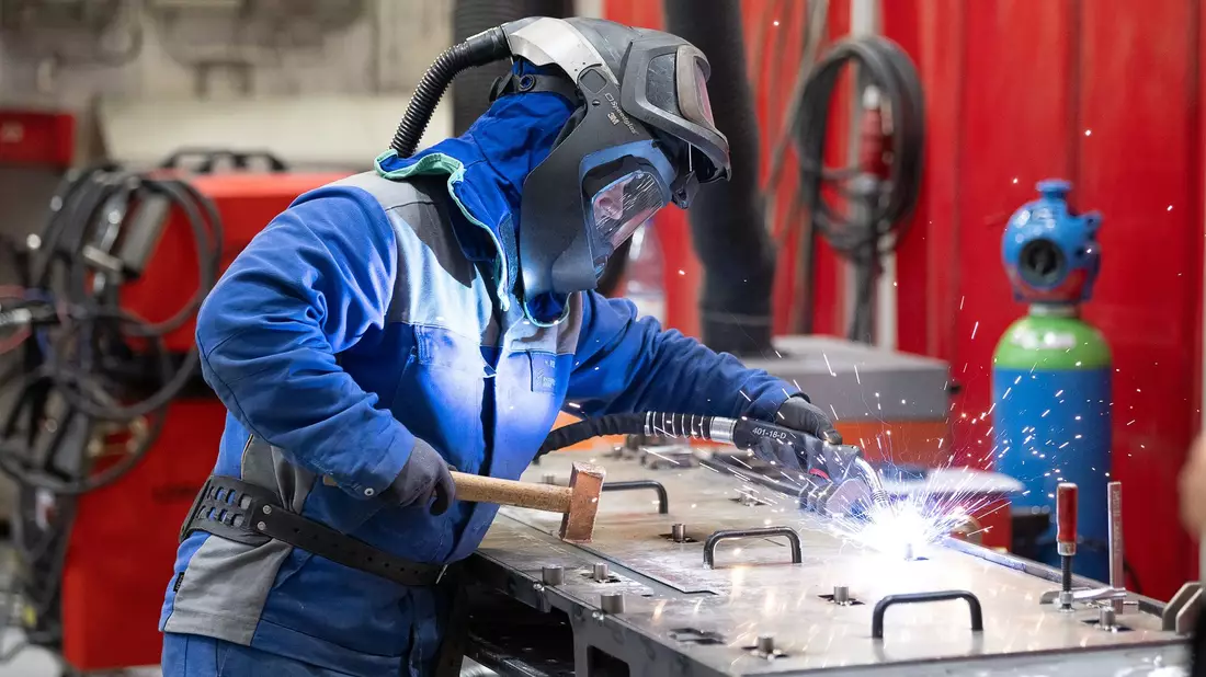 Die Auftragseingänge in der Industrie setzen ihren rückläufigen Trend fort, kommentiert das Bundeswirtschaftsministerium. - Bild: Swen Pförtner/dpa