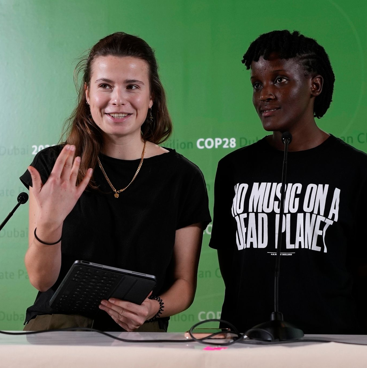 Klimaaktivistin Luisa Neubauer (l.) und Vanessa Nakate aus Uganda auf dem UN-Klimagipfel COP28. - Foto: Rafiq Maqbool/AP