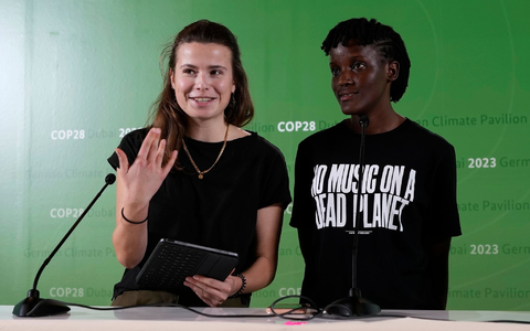 Klimaaktivistin Luisa Neubauer (l.) und Vanessa Nakate aus Uganda auf dem UN-Klimagipfel COP28. - Foto: Rafiq Maqbool/AP
