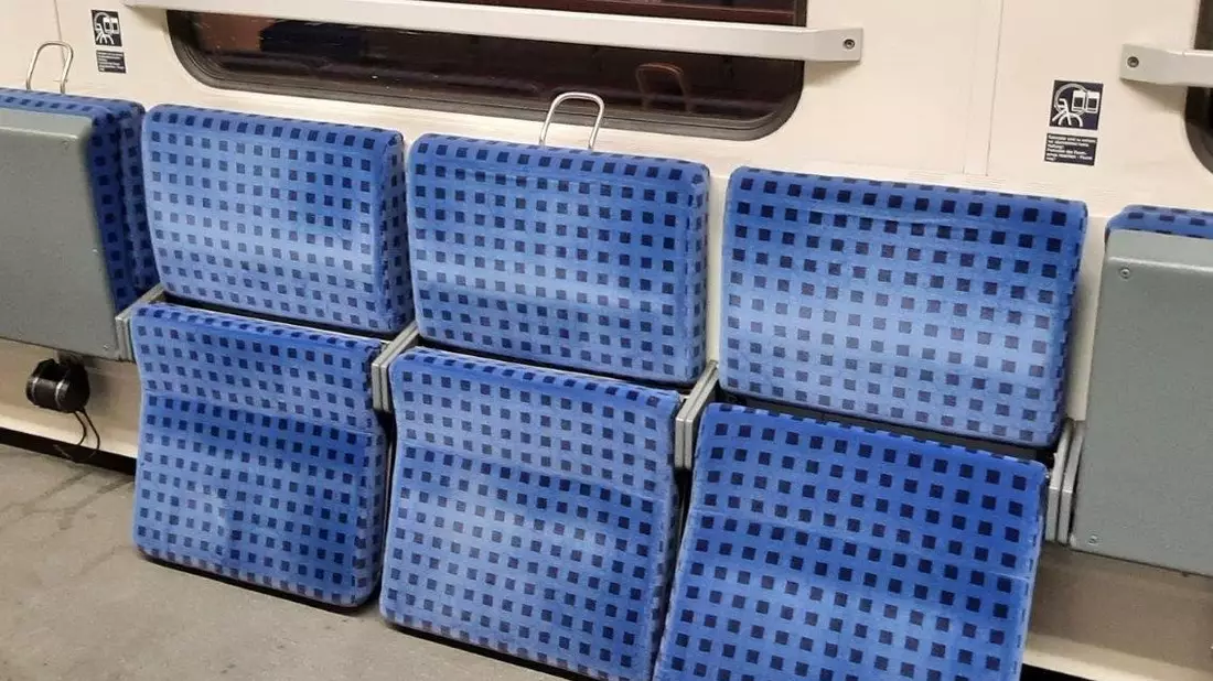 BPOL-KL: Fußballfans beschädigen Zugabteil - Bild: presseportal.de