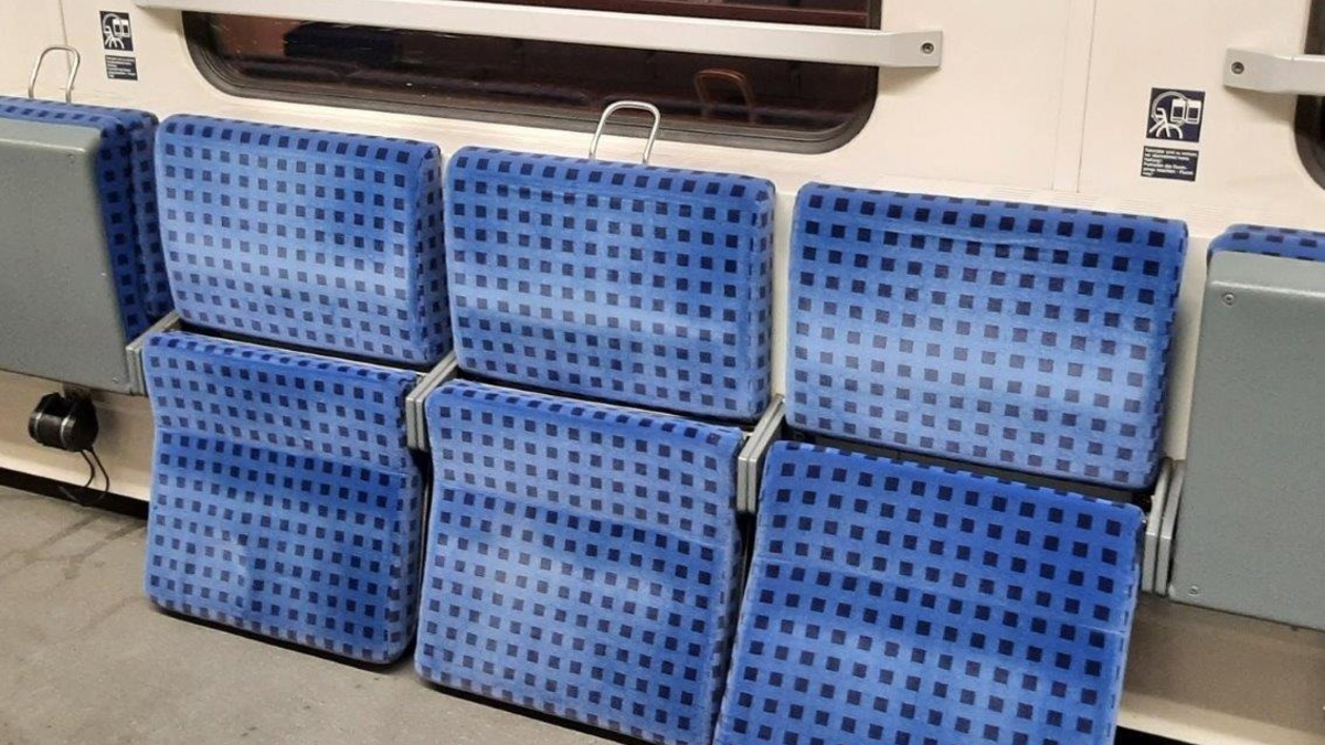 BPOL-KL: Fußballfans beschädigen Zugabteil - Foto: presseportal.de