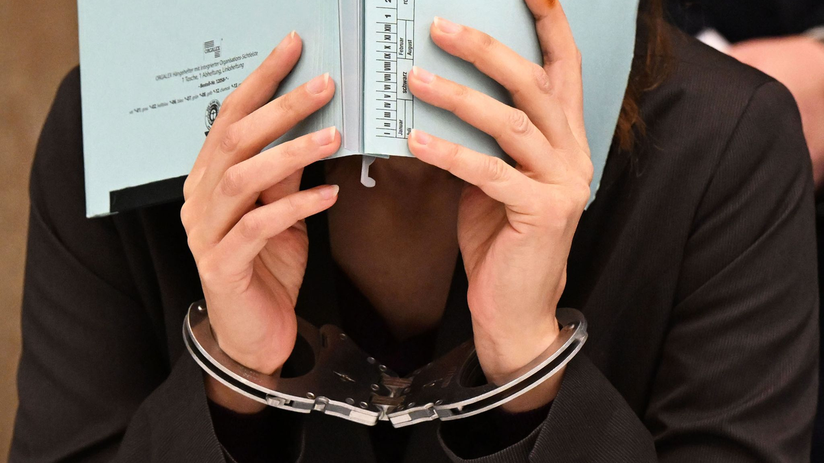 Die Angeklagte wartet im Landgericht Mannheim auf den Prozessbeginn. - Foto: Uli Deck/dpa