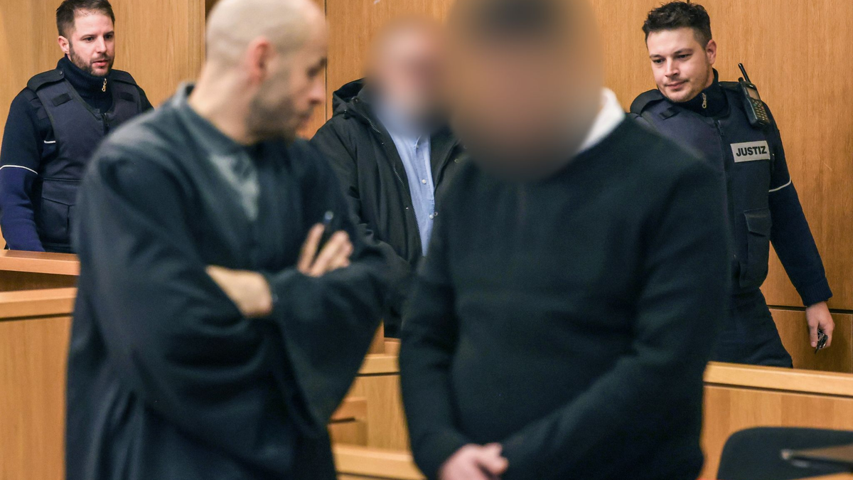 Die Angeklagten werden von Justizbeamten in den Gerichtssaal geführt. - Foto: Oliver Berg/dpa