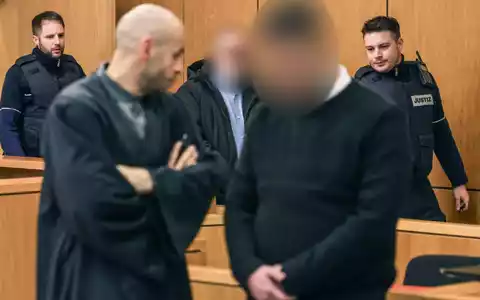 Die Angeklagten werden von Justizbeamten in den Gerichtssaal geführt. - Foto: Oliver Berg/dpa