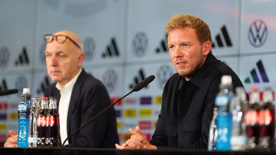 DFB-Präsident Bernd Neuendorf (l) will die Zukunft von Bundestrainer Julian Nagelsmann bis zur EM nicht mehr thematisieren. - Bild: Jörg Halisch/dpa