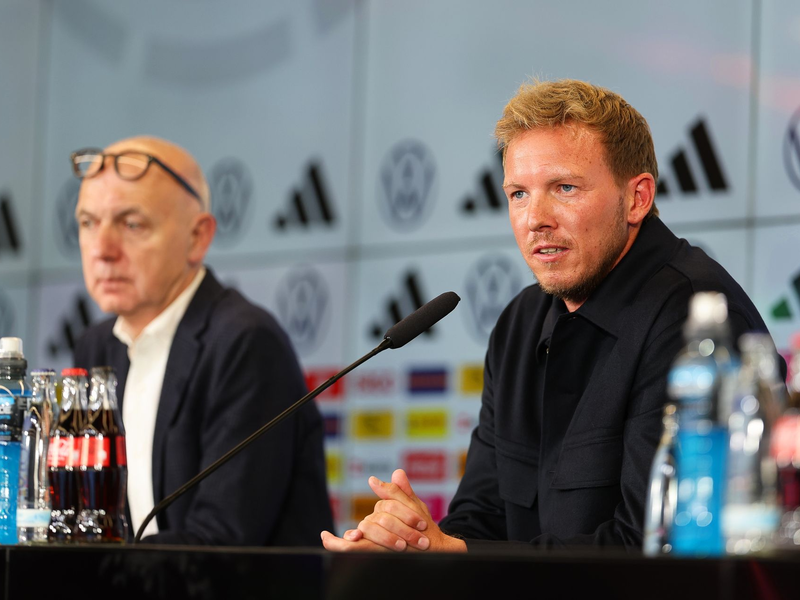 DFB-Präsident Bernd Neuendorf (l) will die Zukunft von Bundestrainer Julian Nagelsmann bis zur EM nicht mehr thematisieren. - Foto: Jörg Halisch/dpa
