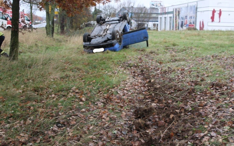 POL-DN: Unfall beim Überholen - Pkw überschlägt sich mehrfach - Foto: presseportal.de