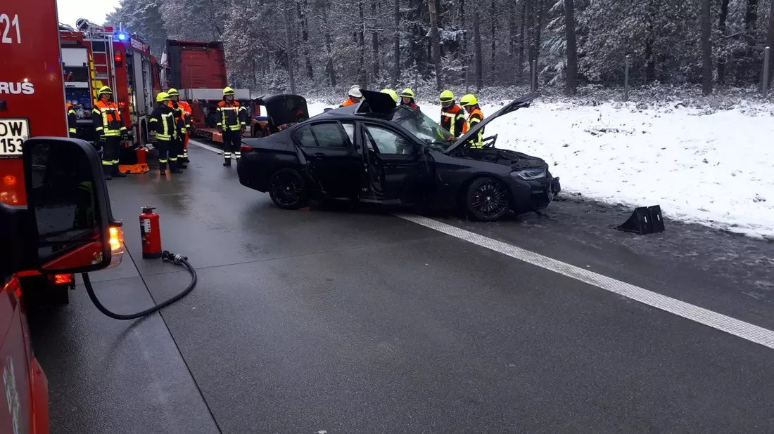 FW-ROW: Mehrere Unfälle auf der Autobahn - Feuerwehr wird zur Unfallstelle mit eingeklemmter Person alarmiert - Bild: presseportal.de