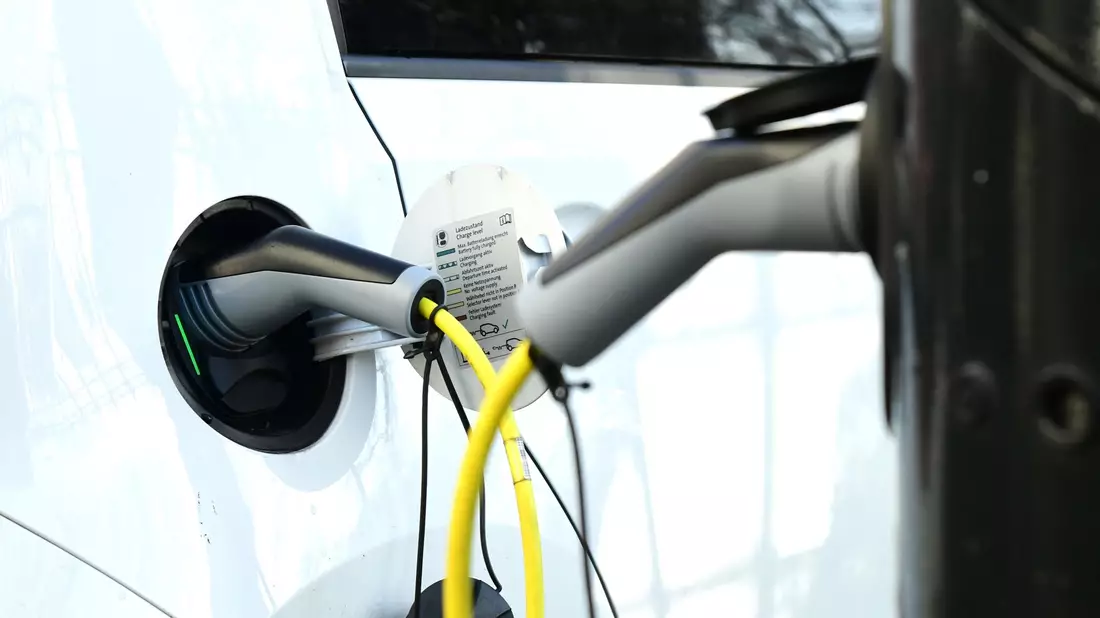 Werden Elektroautos weiterhin von Brexit-Zöllen ausgenommen? Britische und kontinentale Autohersteller wären sonst künftig davon betroffen. - Bild: Ian West/PA Wire/dpa