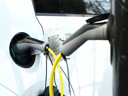 Werden Elektroautos weiterhin von Brexit-Zöllen ausgenommen? Britische und kontinentale Autohersteller wären sonst künftig davon betroffen. - Foto: Ian West/PA Wire/dpa
