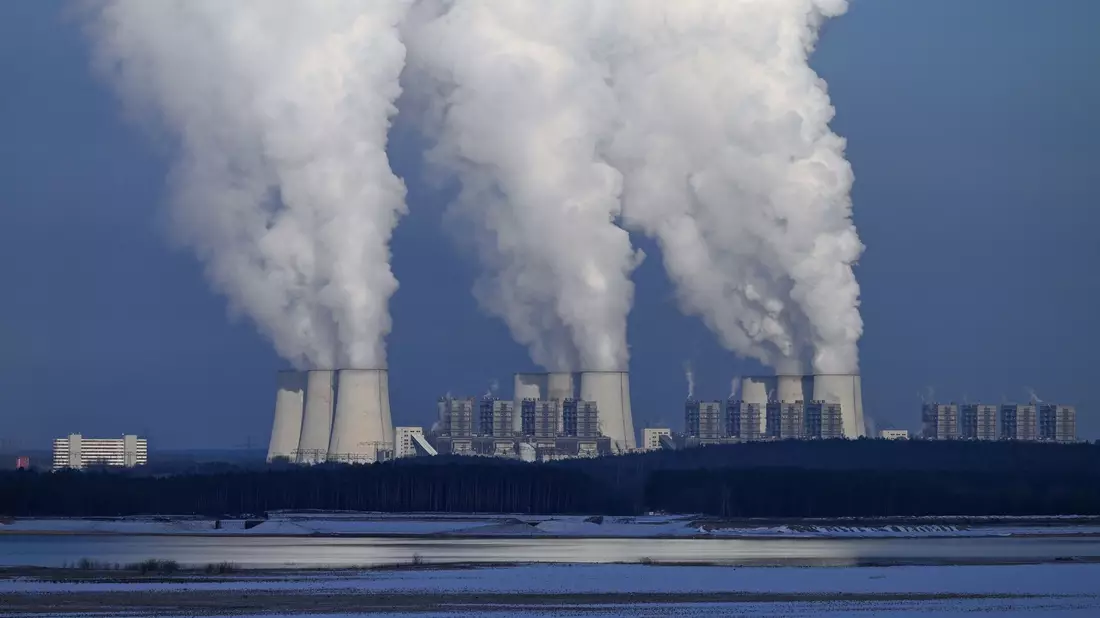 Klimaschädliche CO2-Emissionen sollen eigentlich sinken. Stattdessen steigen sie weiter und erreichen 2023 mit voraussichtlich 36,8 Milliarden Tonnen einen Rekordwert. - Bild: Soeren Stache/dpa