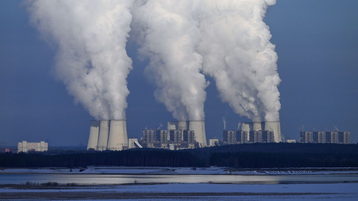 Klimaschädliche CO2-Emissionen sollen eigentlich sinken. Stattdessen steigen sie weiter und erreichen 2023 mit voraussichtlich 36,8 Milliarden Tonnen einen Rekordwert. - Foto: Soeren Stache/dpa