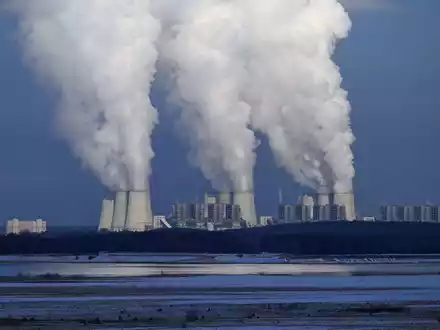 Klimaschädliche CO2-Emissionen sollen eigentlich sinken. Stattdessen steigen sie weiter und erreichen 2023 mit voraussichtlich 36,8 Milliarden Tonnen einen Rekordwert. - Foto: Soeren Stache/dpa