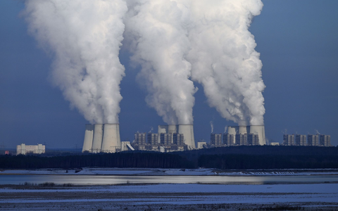 Klimaschädliche CO2-Emissionen sollen eigentlich sinken. Stattdessen steigen sie weiter und erreichen 2023 mit voraussichtlich 36,8 Milliarden Tonnen einen Rekordwert. - Foto: Soeren Stache/dpa