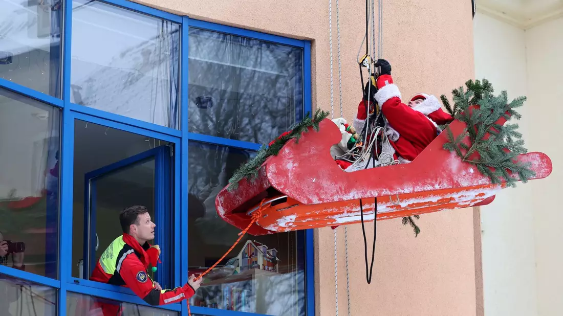 Der Nikolaus in seinem fliegenden Schlitten bringt in Rostock den jungen Patienten der Kinder- und Jugendklinik der Universitätsmedizin Geschenke. - Bild: Bernd Wüstneck/dpa