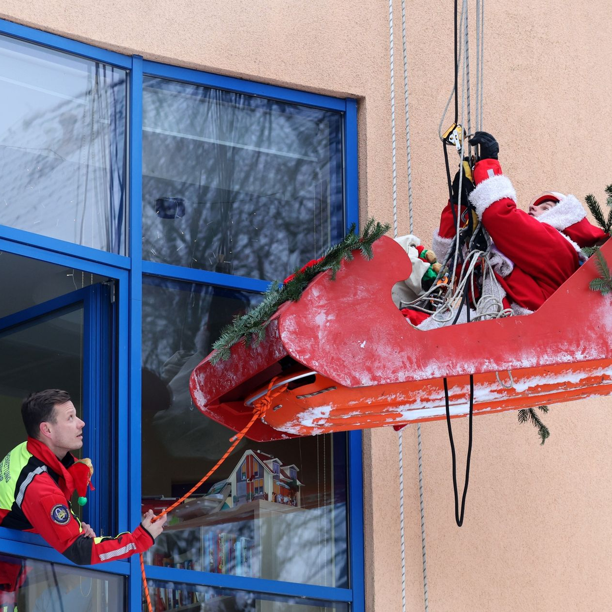 Der Nikolaus in seinem fliegenden Schlitten bringt in Rostock den jungen Patienten der Kinder- und Jugendklinik der Universitätsmedizin Geschenke. - Foto: Bernd Wüstneck/dpa