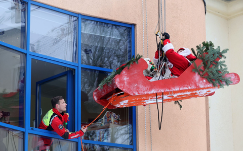 Der Nikolaus in seinem fliegenden Schlitten bringt in Rostock den jungen Patienten der Kinder- und Jugendklinik der Universitätsmedizin Geschenke. - Foto: Bernd Wüstneck/dpa