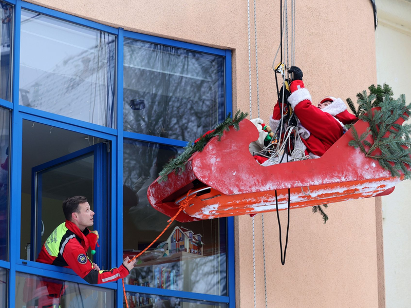 Der Nikolaus in seinem fliegenden Schlitten bringt in Rostock den jungen Patienten der Kinder- und Jugendklinik der Universitätsmedizin Geschenke. - Foto: Bernd Wüstneck/dpa