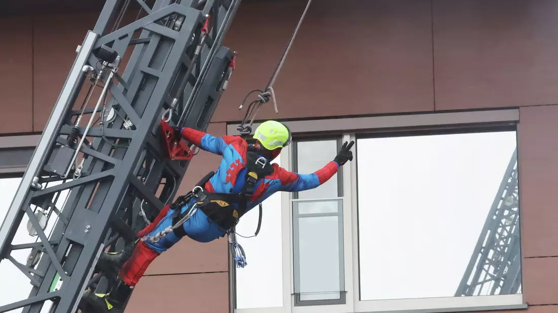 Spiderman begrüßt die Kinder der Krankenstation im SRH Waldklinikum in Gera. - Bild: Bodo Schackow/dpa