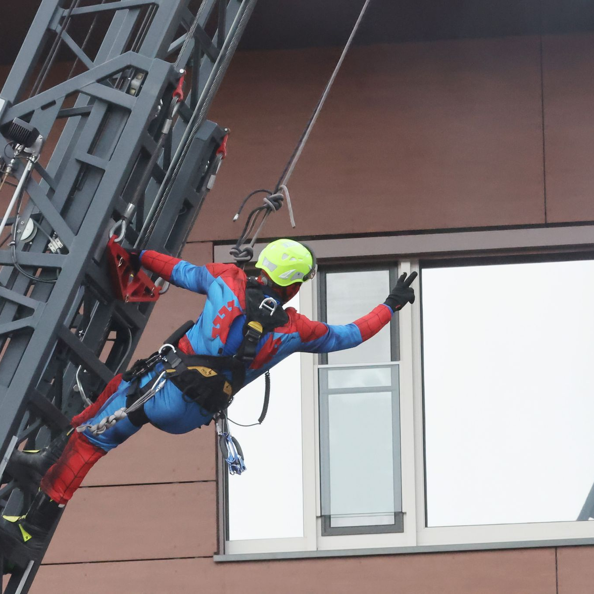 Spiderman begrüßt die Kinder der Krankenstation im SRH Waldklinikum in Gera. - Foto: Bodo Schackow/dpa
