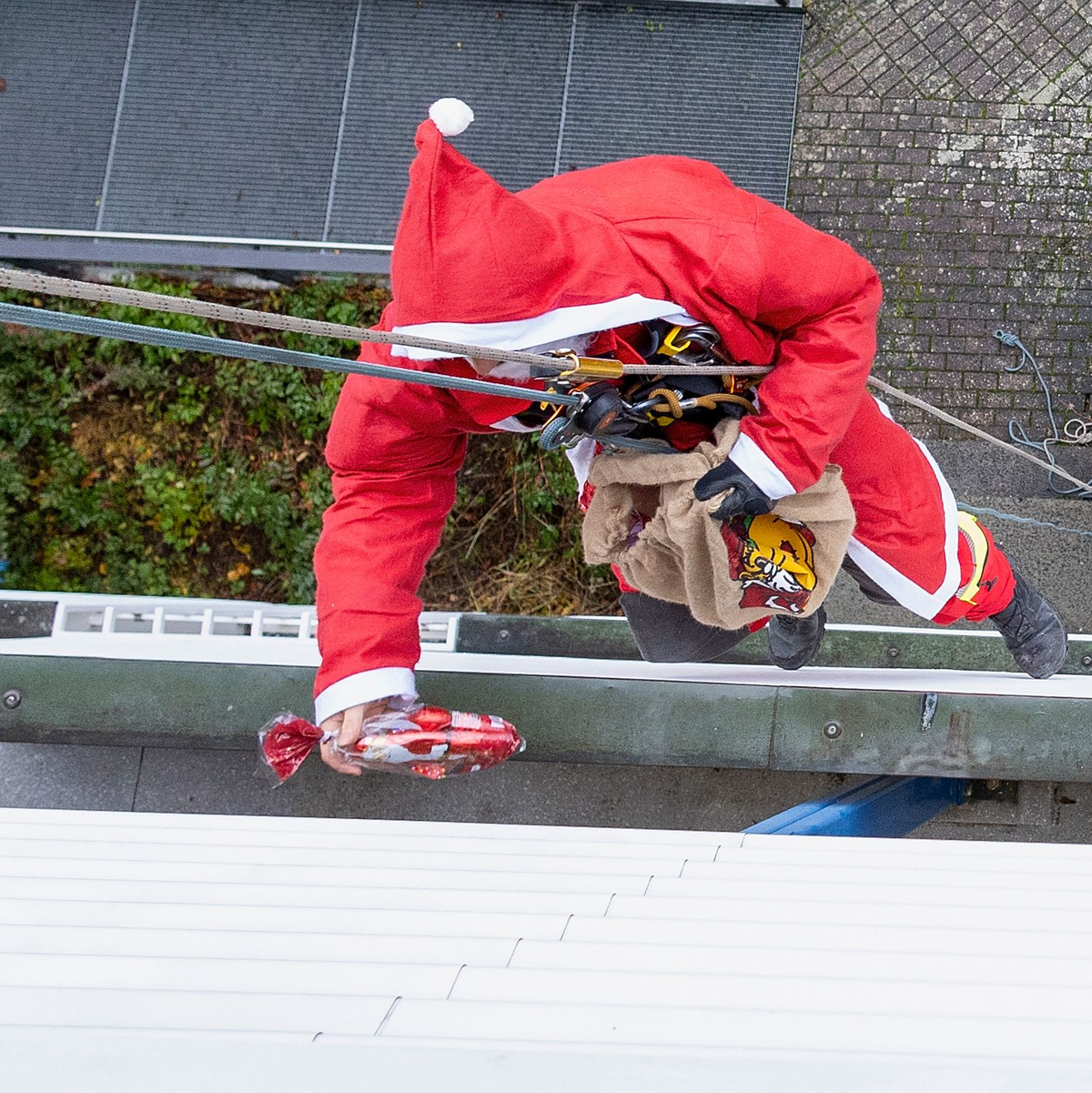 Der Nikolaus kennt keine Hindernisse. Die Jungen Patienten der Kinderklinik des Uniklinikums Würzburg bekommen Geschenke. - Foto: Heiko Becker/dpa