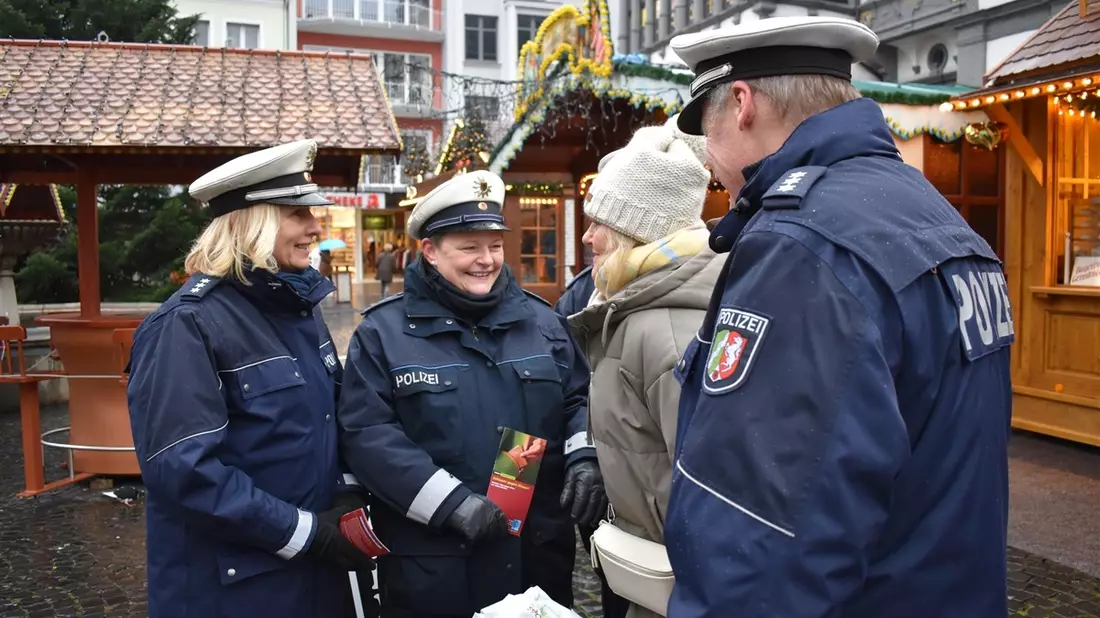 POL-SI: Innenministerium zu Besuch in der Kreispolizeibehörde Siegen-Wittgenstein - Gibt es das Projekt Fahrrad-Pate demnächst in ganz NRW? #polsiwi - Bild: presseportal.de