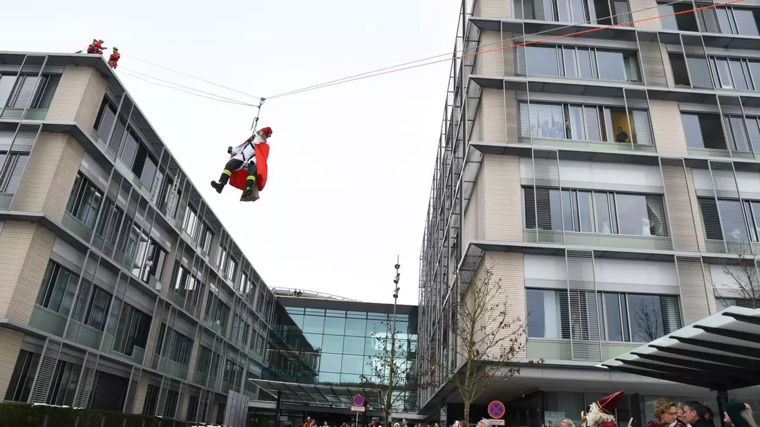 LRA-Ravensburg: Nikolaus seilt sich am Krankenhaus ab - Bild: presseportal.de