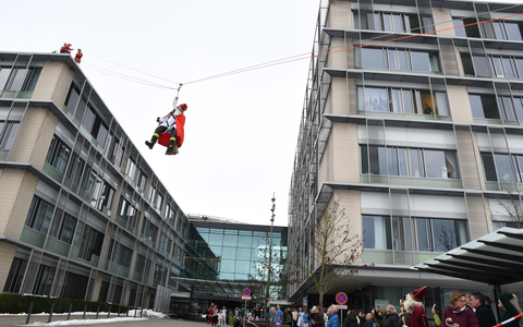 LRA-Ravensburg: Nikolaus seilt sich am Krankenhaus ab - Foto: presseportal.de