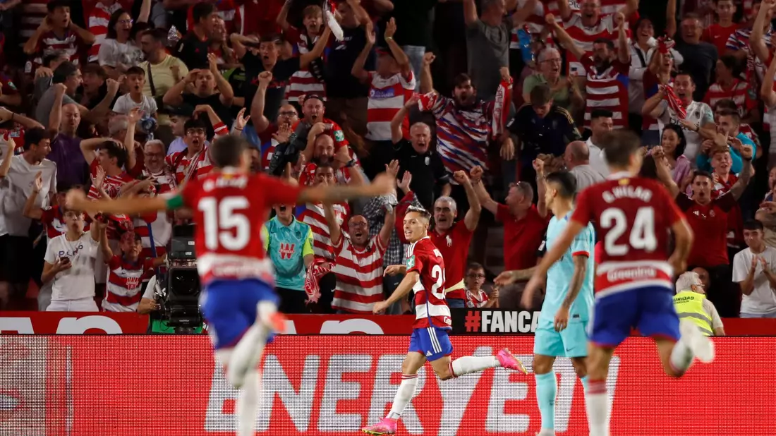 Offensivspieler Bryan Zaragoza (M) wechselt vorzeitig aus Granada zum FC Bayern. - Bild: Fermin Rodriguez/AP/dpa