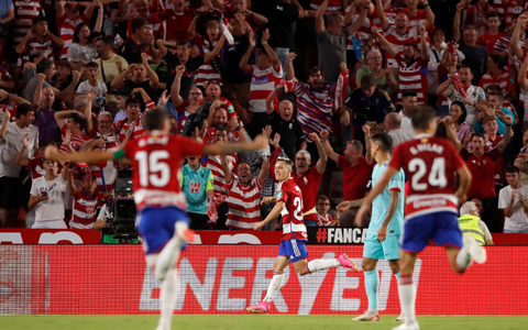 Offensivspieler Bryan Zaragoza (M) wechselt vorzeitig aus Granada zum FC Bayern. - Foto: Fermin Rodriguez/AP/dpa
