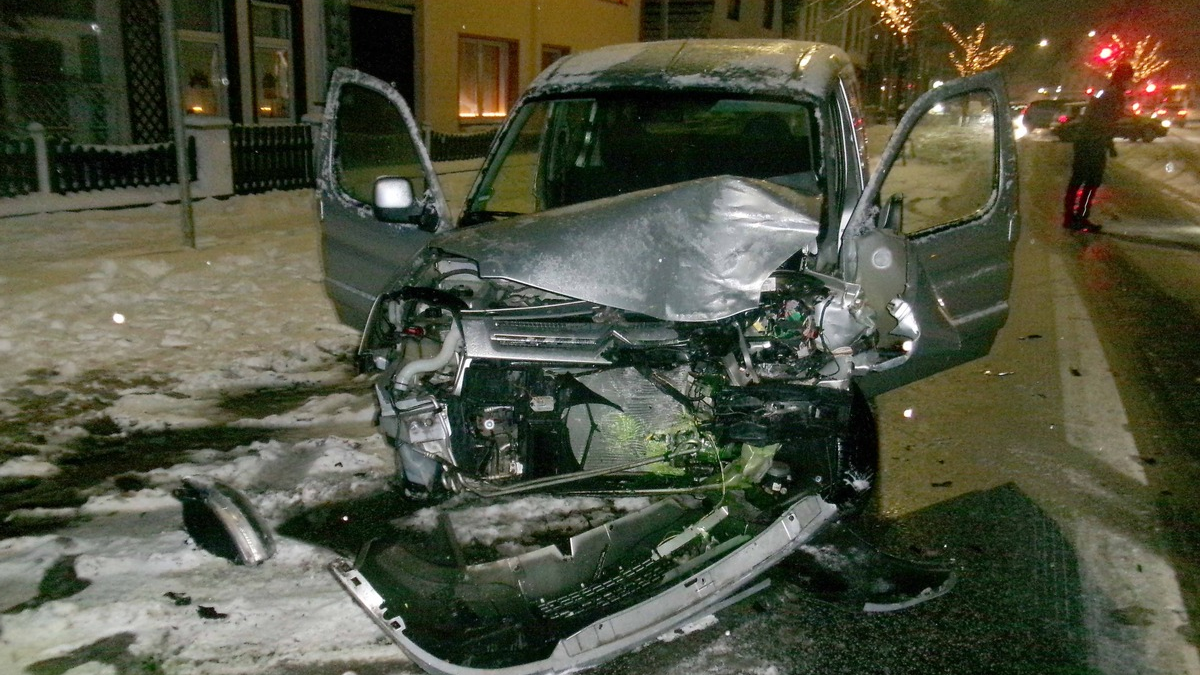 POL-Bremerhaven: Bei Glatteis zu schnell unterwegs: Autofahrer stößt mit Bus zusammen - Foto: presseportal.de